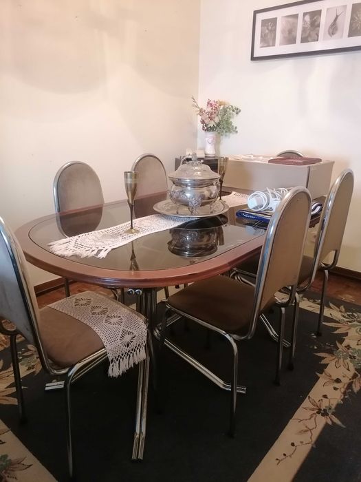 Mesa de refeições e cadeiras
