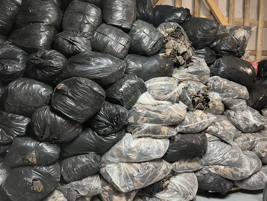 Шкіра натуральна меблева великим оптом.Шматки,відрізи меблевої шкіри.