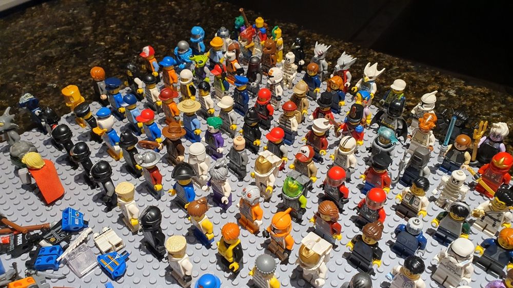116 oryginalnych figurek lego + akcesoria.