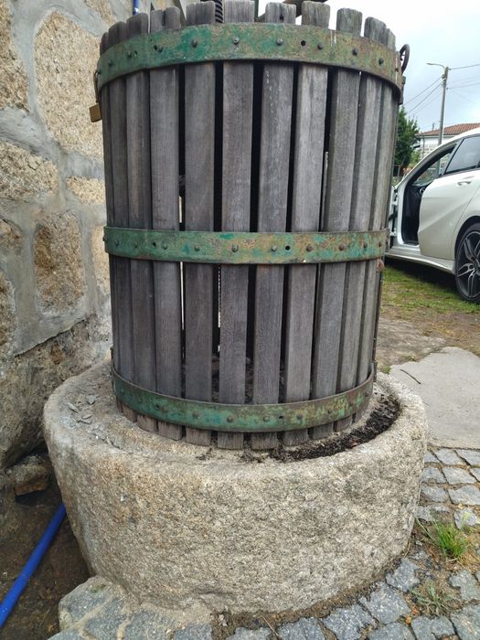 Prensa antiga com pedra