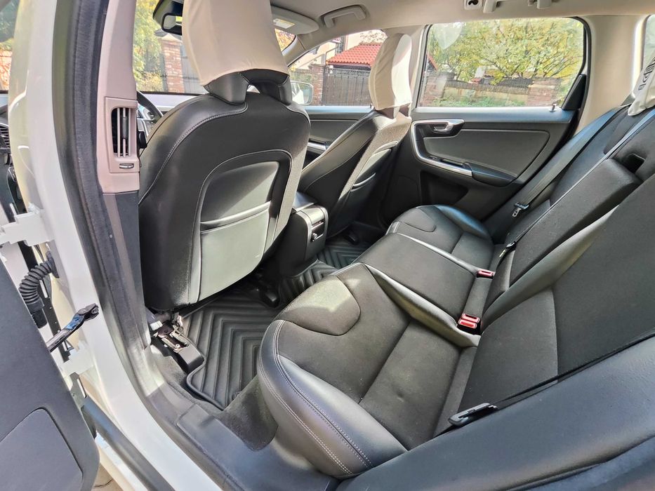 Volvo XC60 2015 2.0 FWD бензин