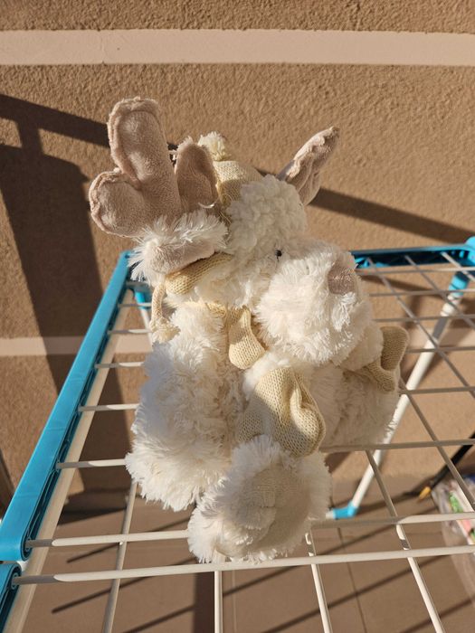 Mały renifer biały siedzący przytulanka