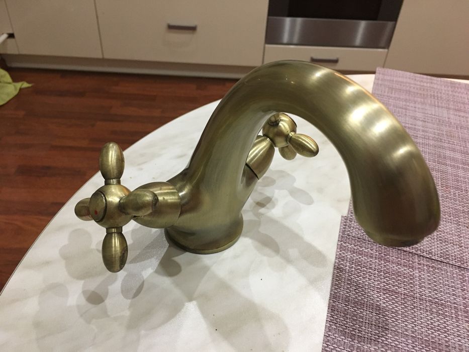 Смеситель на умывальник