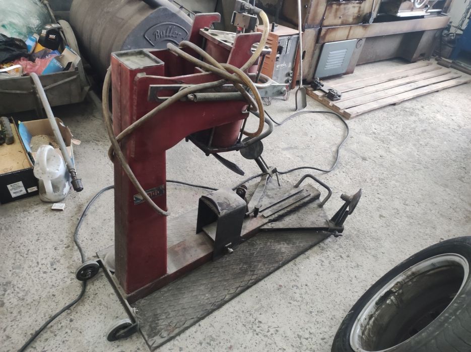 Станок пневматичний для бортіровкі