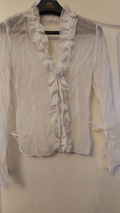 Biała, elegancka koszula.