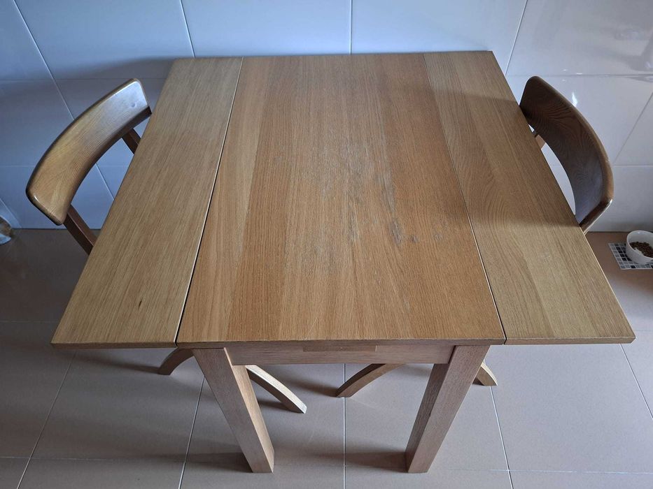 Mesa de madeira extensível + 4 cadeiras