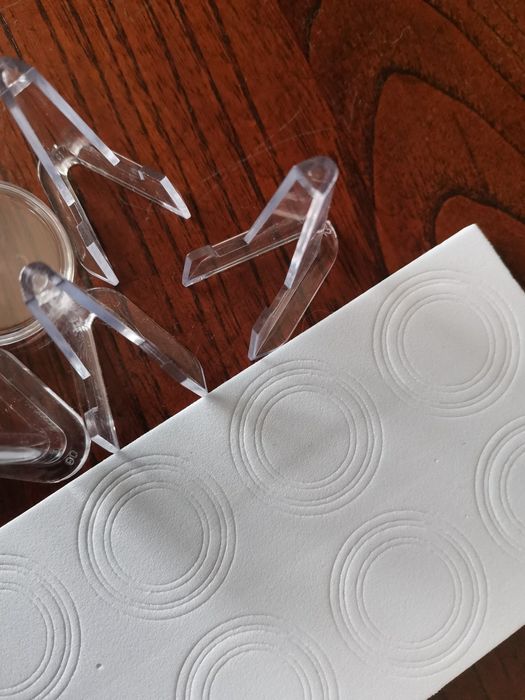 Conjunto de suportes e cápsulas para moedas