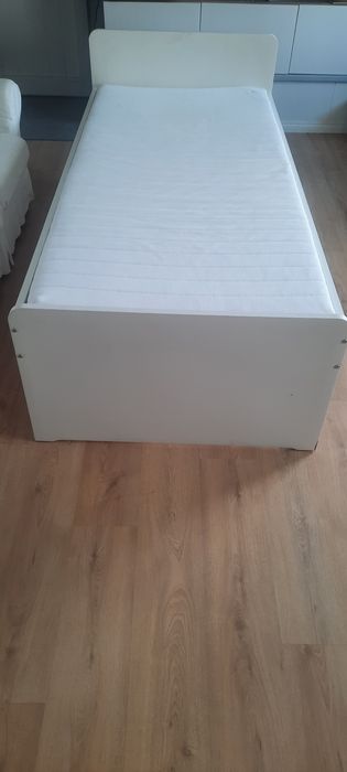 Cama de criança com colchão e estrado