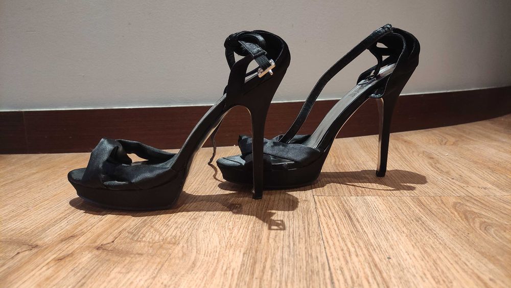 Sandália salto alto com tira em cetim 39