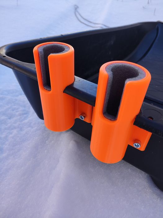 Тримачі для зимових вудок на санки.