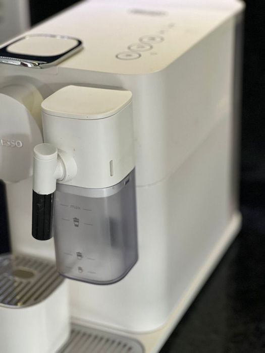 Maquina Nespresso Lattissima One Silky White