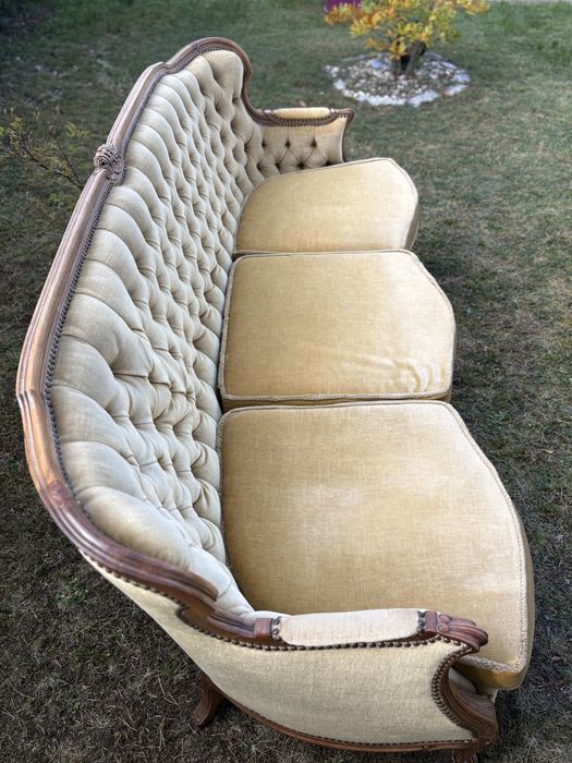 Stylowa kanapa ludwikowska / Sofa 3-osobowa w stylu Ludwika XV (Miodowy Welur/Aksamit)