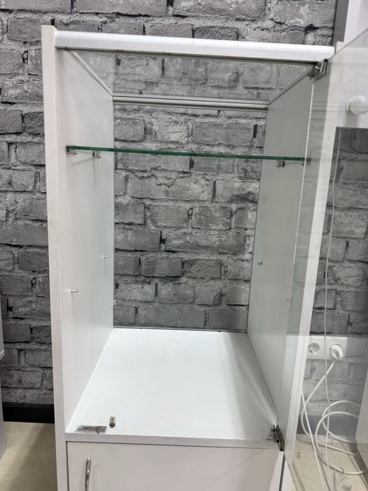 Вітринна тумба зі склом / шафа-вітрина для салону або магазину