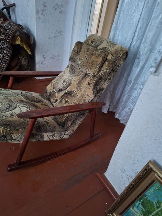 Продається крісло- качалка б/ в