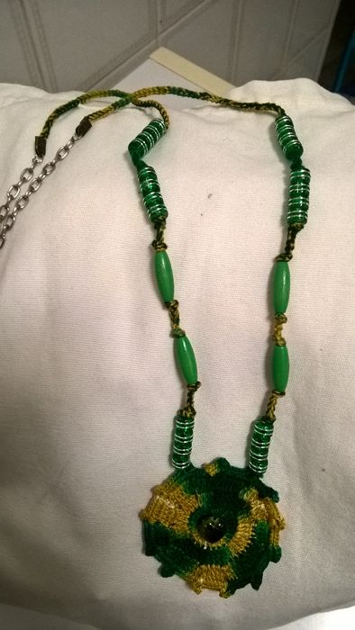 Colar comprido crochet amarelo e verde