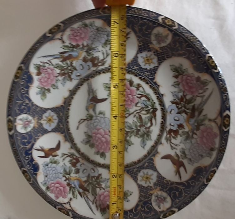 Par de pratos decorativos em porcelana japonesa, padrão Imari