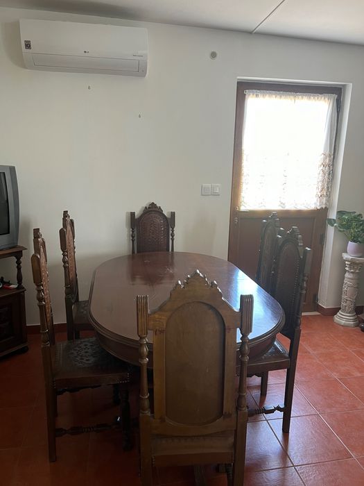 Conjunto de mesa e 6 cadeiras