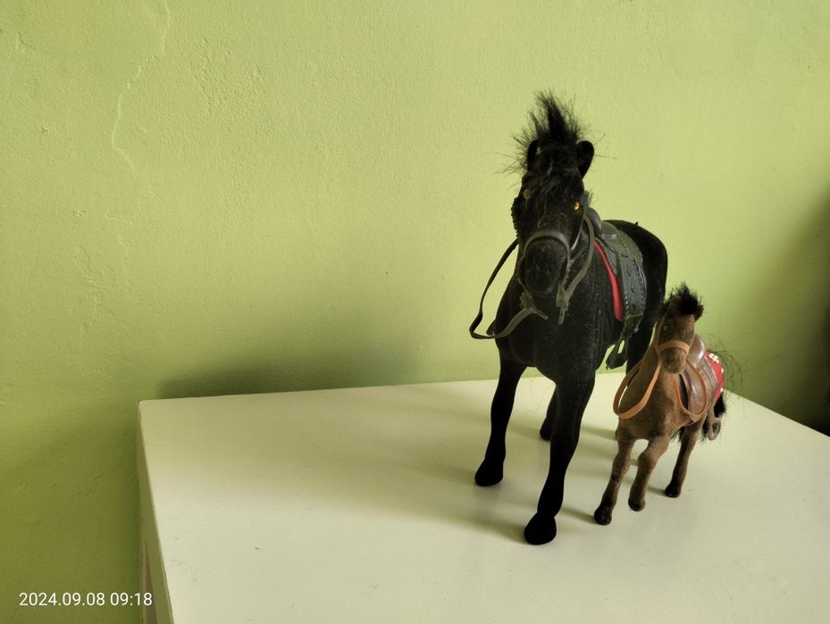 Figurki koni z siodłem
