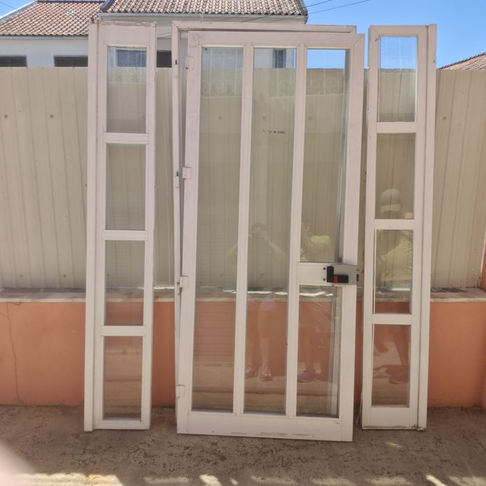 Porta para prédio com aduelas com ou sem laterais