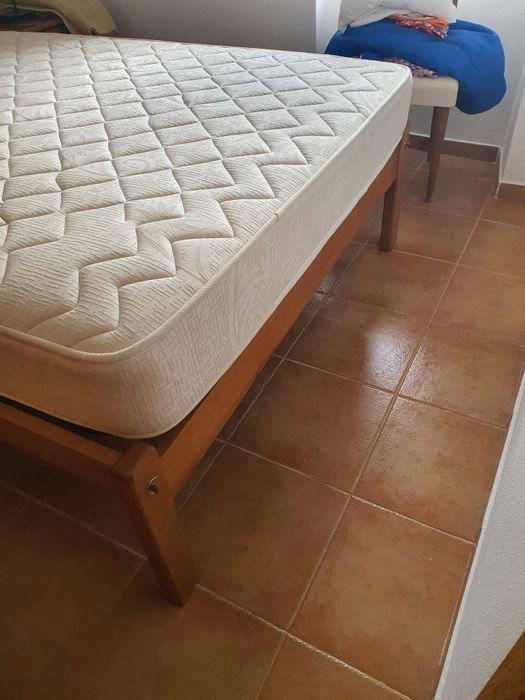 Cama de casal em pinho mel com 2 mesas de cabeceira