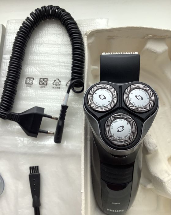 Электробритва Philips HQ6990 на аккумуляторе