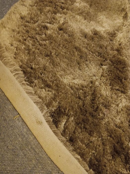 Carpetes beges reflexos dourados