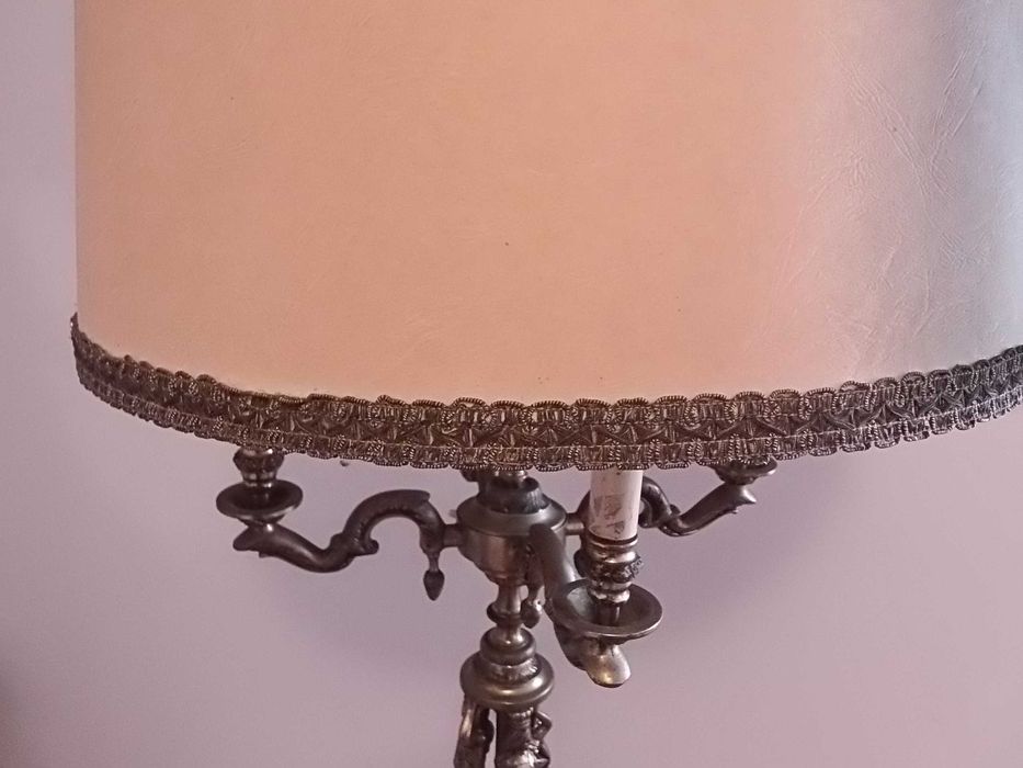 Candeeiro de pé alto