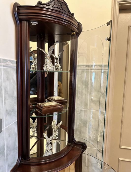 Vitrine de Canto Clássica em Madeira Maciça com Vidro