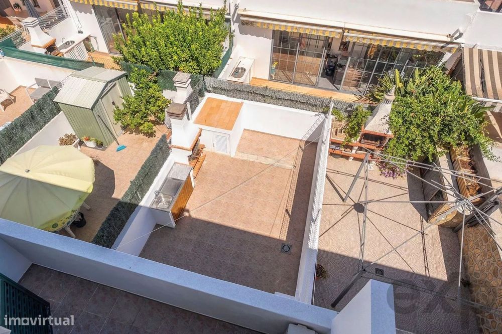 Moradia T2+1 com quintal e terraços com vista mar em Olhão, junto à Ri