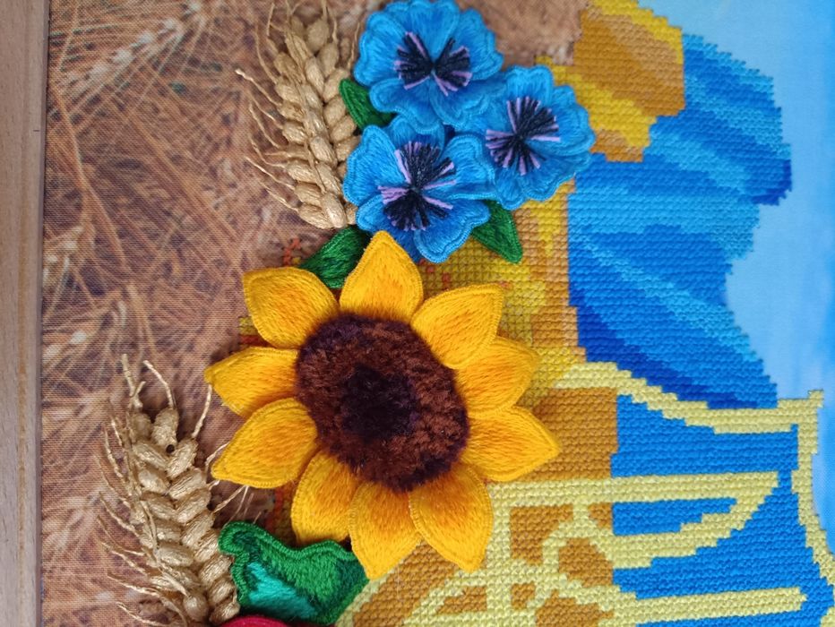 Картина Символи України вишита хрестиком з елементами об 'ємної вишивк