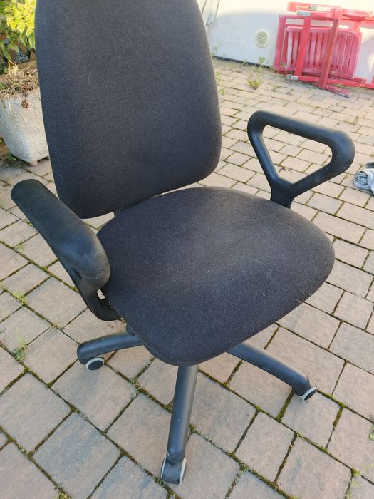 Krzesło biurowe spędzam.