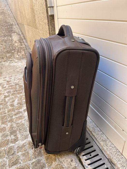 Mala de viagem com rodinhas e puxador