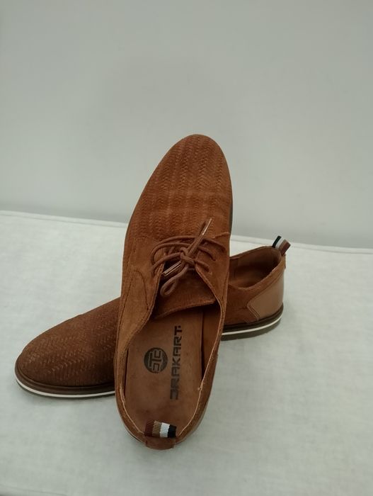Sapatos tamanho 42 

- Material exterior em camurça.
- Fecho com atacadores.
- Sola com detalhe em branco.