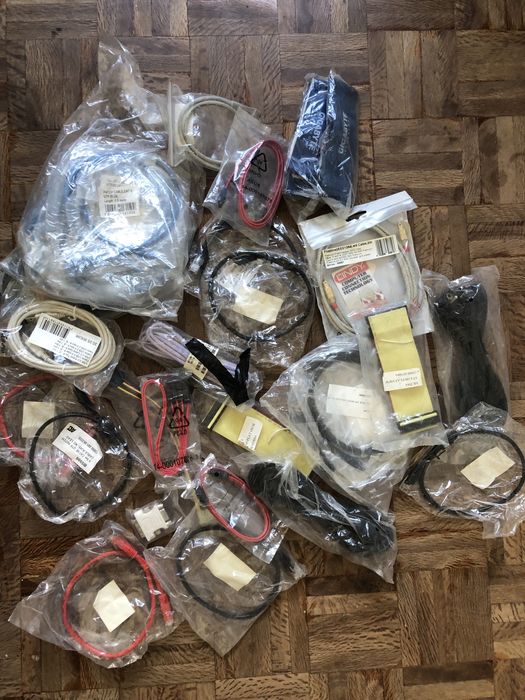 Vários cabos de redes e informática64584546736899120