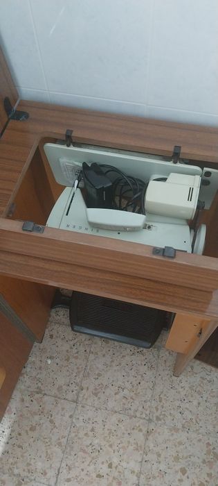 Máquina de costura eléctrica SINGER.
