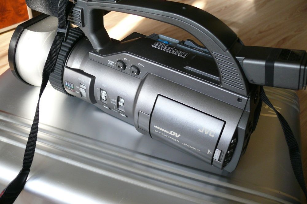Видеокамера/камкодер JVC JY - DV 300