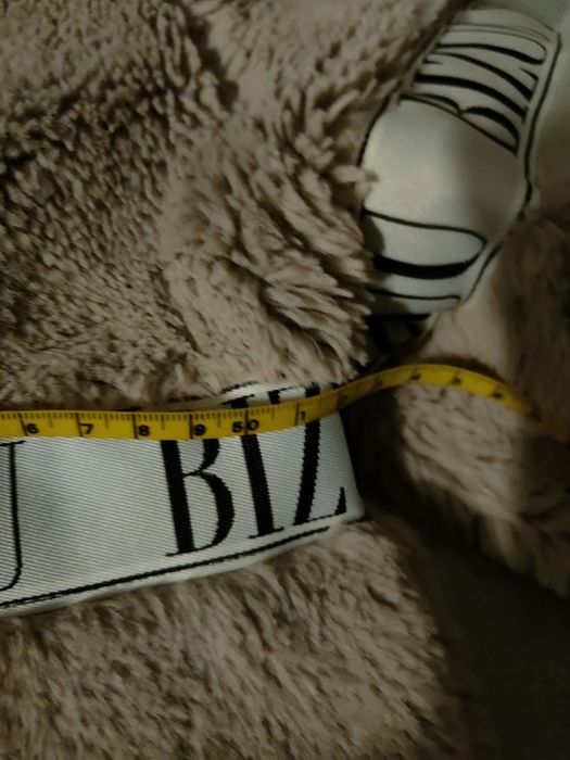 Beżowy płaszcz futro Bizuu