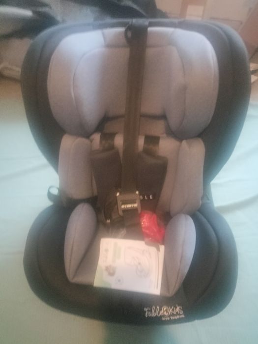 Nowy fotelik samochodowy ISOFIX