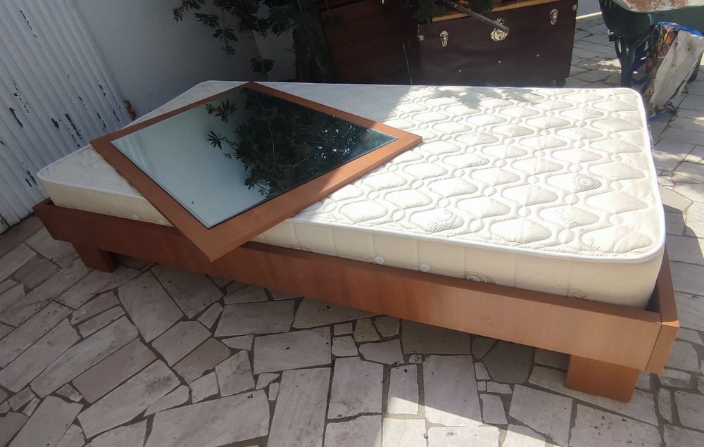Cama com estrado / colchão / mesa cabeceira / cómoda / espelho