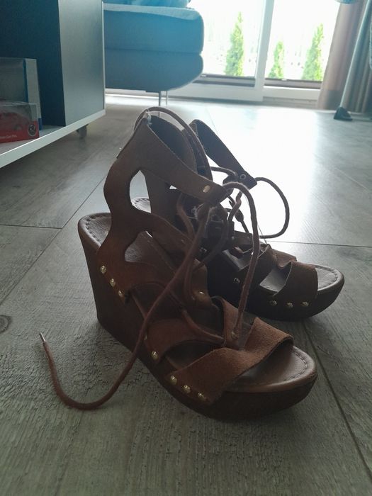 Dwa worki ubrań,  buty i torebki