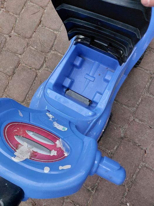 Samochodzik pchacz niebieski