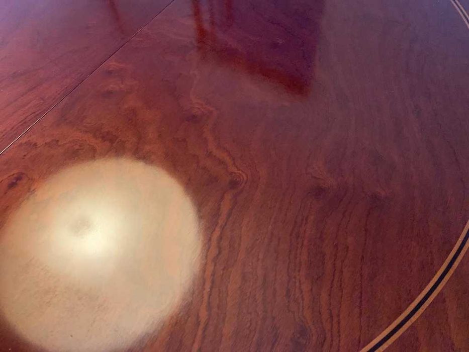 Mesa de jantar clássica em madeira maciça com cadeiras