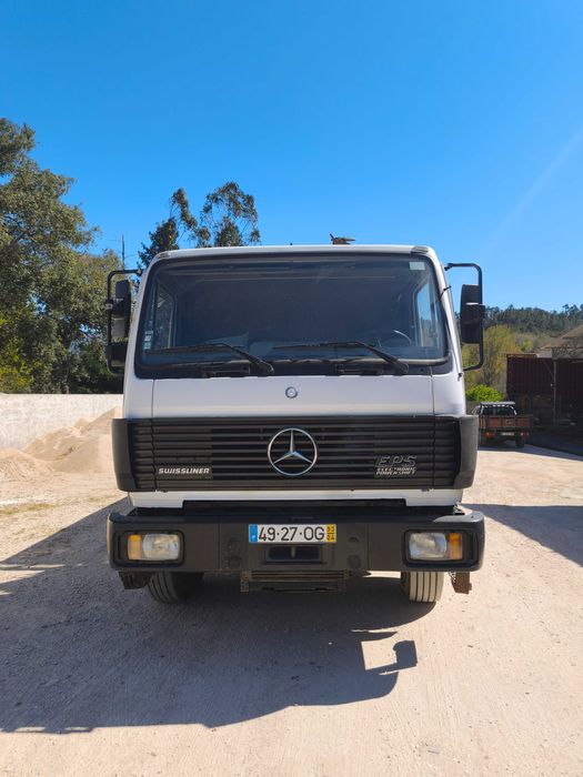 Camião Mercedes com grua