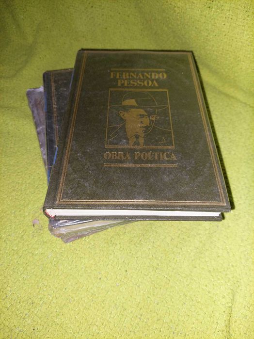 diferentes coleções de livros de Escritores Portugueses