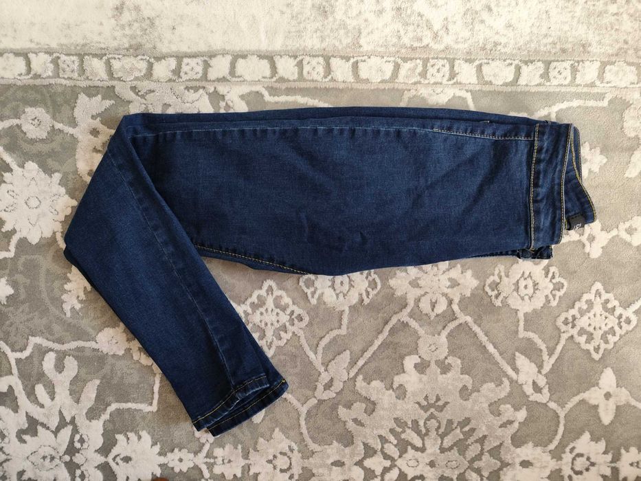 Granatowe spodnie jeansy z wysokim stanem denim wise