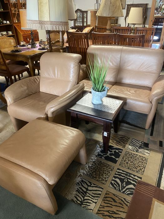 Kanapa skórzana z fotelem i pufką