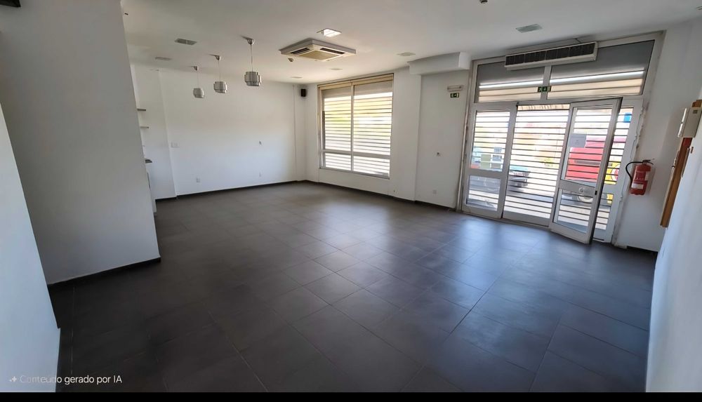 Vende-se Loja Comercial com Café/Snack-Bar em Funcionamento e Licença de Restauração e Bebidas
