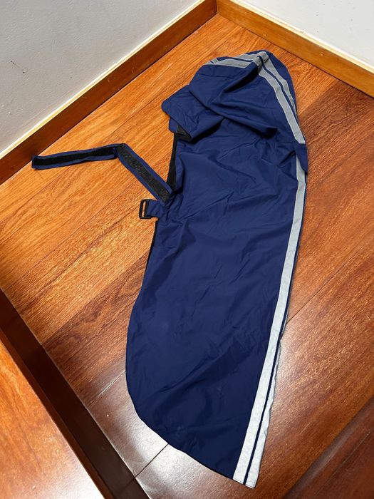 Capas térmicas e impermeavéis para cão grande, com carapuço. Pouco usadas.