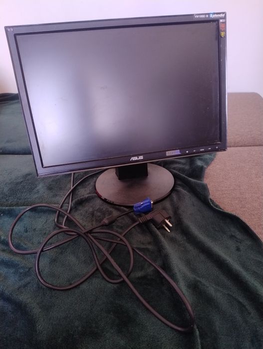 Monitor ASUS z kablami