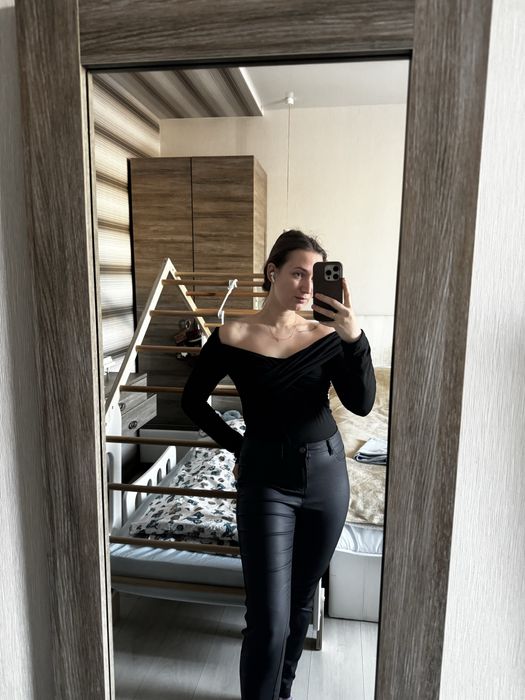 Чорний боді з відкритими плечима